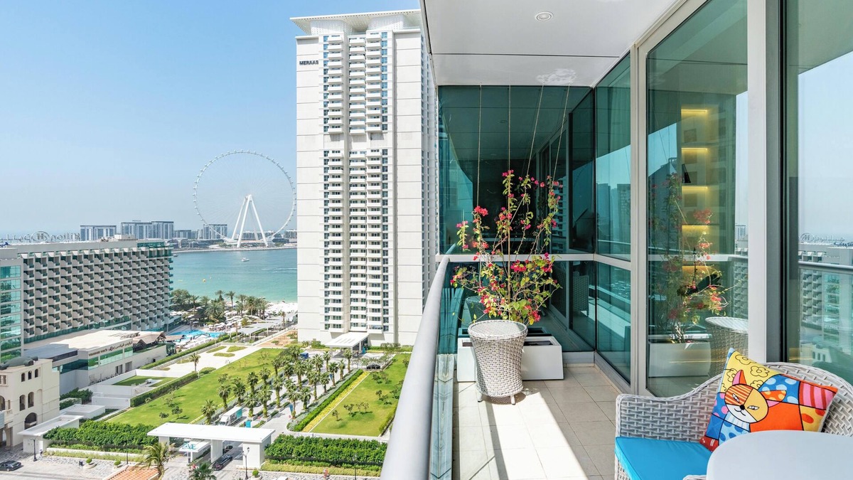Jumeirah Lake Towers Apartment | Full View of Dubai’s Iconic Wheel, only 2 minutes from the Beach!