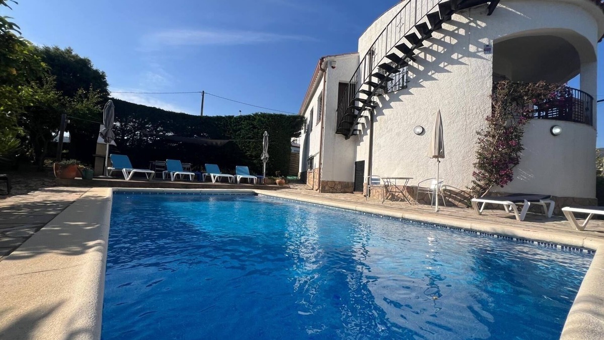 Calonge Villa | Fully Air Conditioned 4 double Bedroom Family Villa with Swimming Pool/Gardens