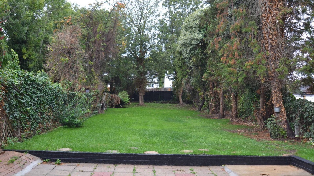 Brent House | Fully detatched beautiful house