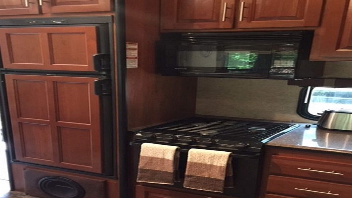 Martin City House | Fully Equipped 5TH Wheel Trailer in our treed RV Park - 9 miles from GNP