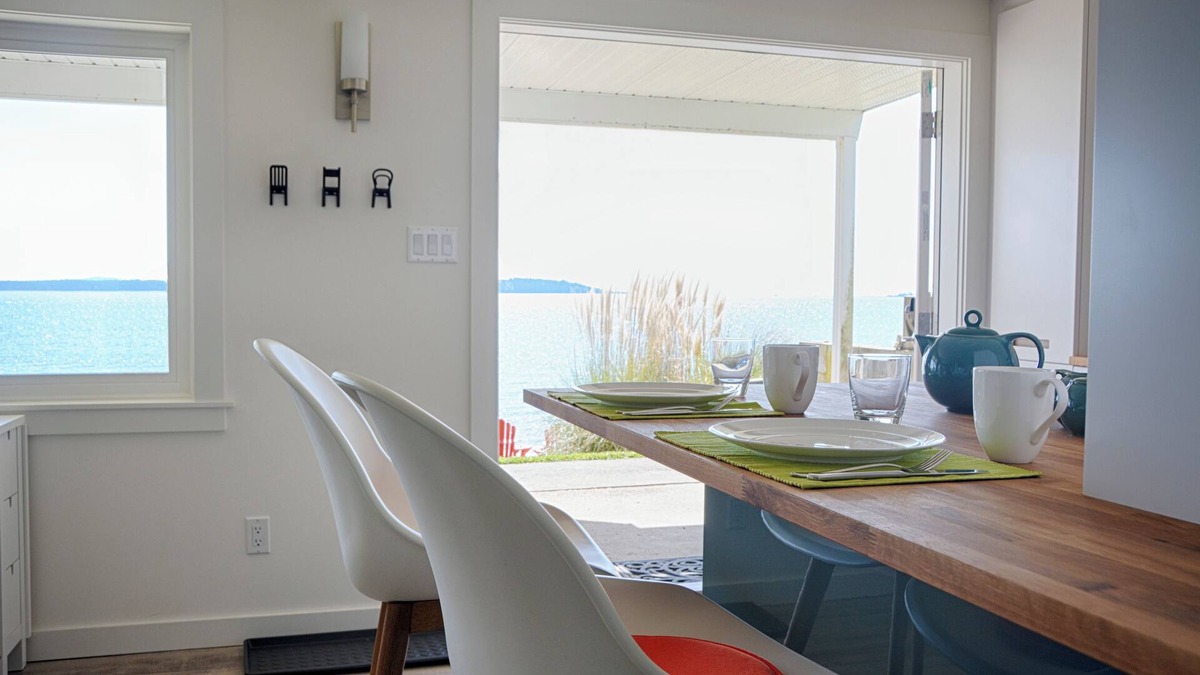 Sidney Apartment | Fully-equipped, comfortable, modern oceanfront suite right on the beach!