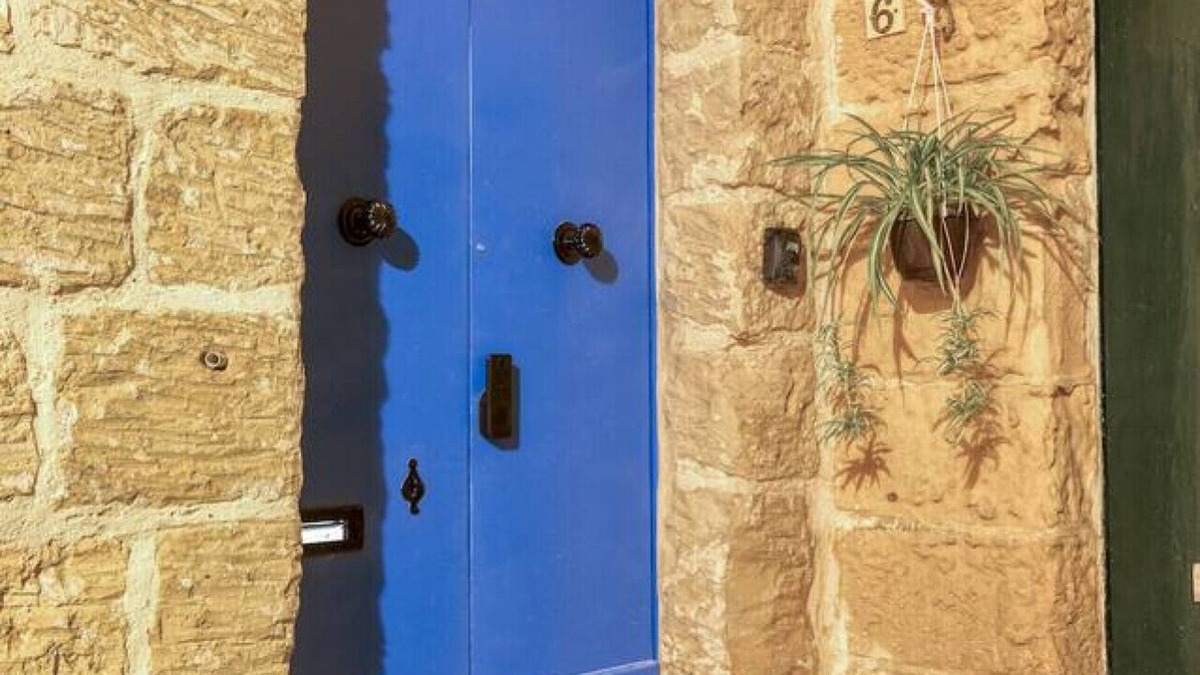 Ħal Bisbut Apartment | Fully equipped home with working space w/WIFI & AC