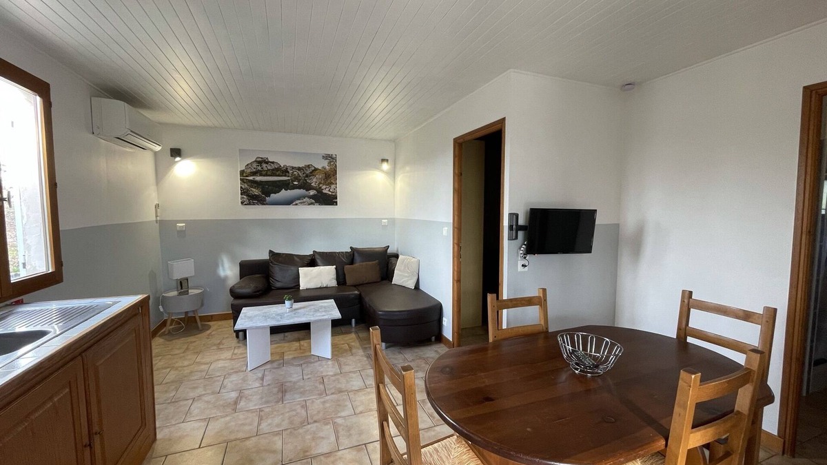 Joyeuse Cottage | Fully equipped modern gîte, swimming pools, tennis court, playground
