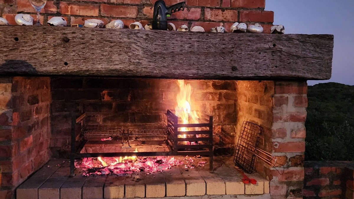 Betty's Bay House | FULLY EQUIPPED SEA FRONT HOLIDAY HOUSE nGround floornFireplace, Braai area
