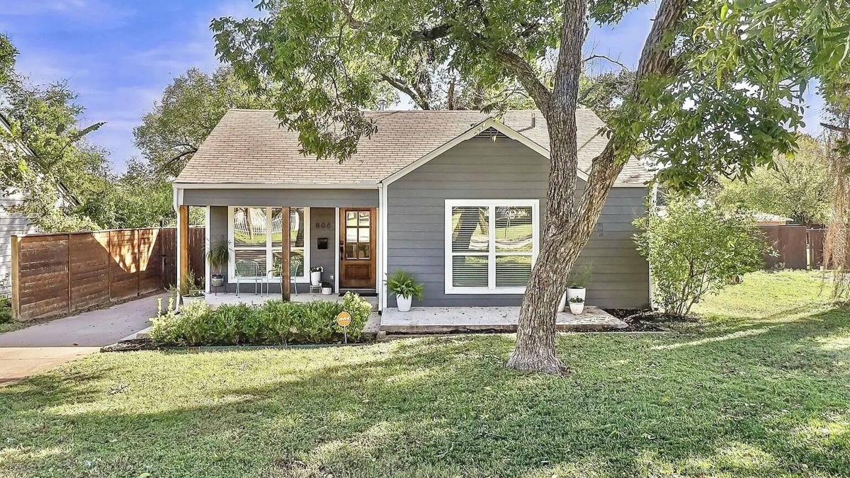 Oak Cliff House | Fully Fenced 3 Bed/2Bath Home, 15 min away from Downtown and AT&T Stadium