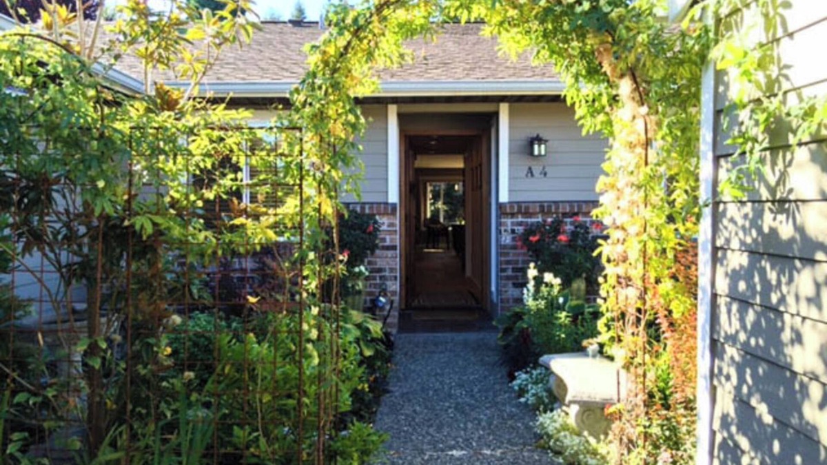 Moss Bay Condo | Fully furnished attached rambler with private patio in Kirkland.