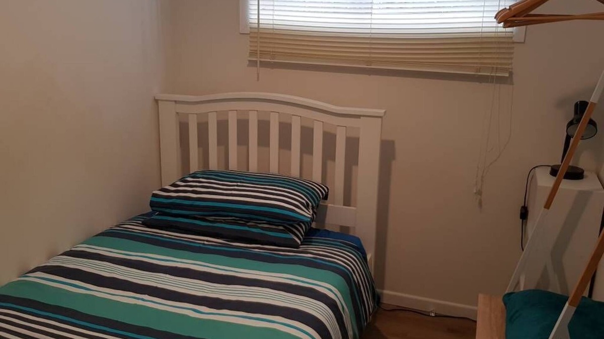 Wynnum House | Fully-furnished, family & pet-friendly home 100m the water. Sleeps 12.