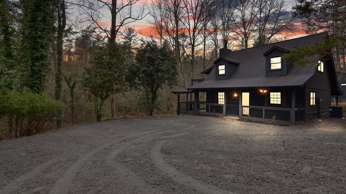 Cleveland Cabin | Fully Furnished Mid Term Rental, 10 mins to Helen, Creekside Fishing, Firepit