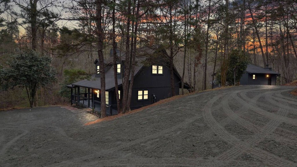 Cleveland Cabin | Fully Furnished Mid Term Rental, 2 Homes| Creekside Fishing| 10 mins to DT Helen