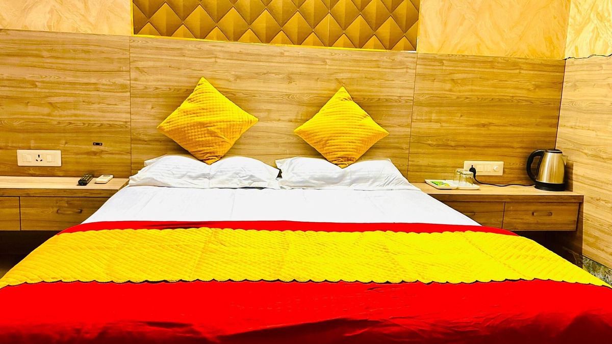 Jaipur District Hotel | Fully Furnished - Netflix, Rain Shower, Peace-103