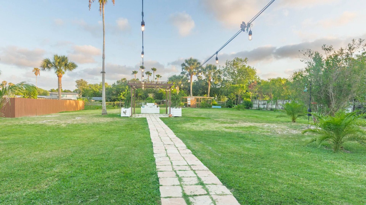 Brownsville House | Fully Furnished Ranch Style Home in the Heart of Brownsville