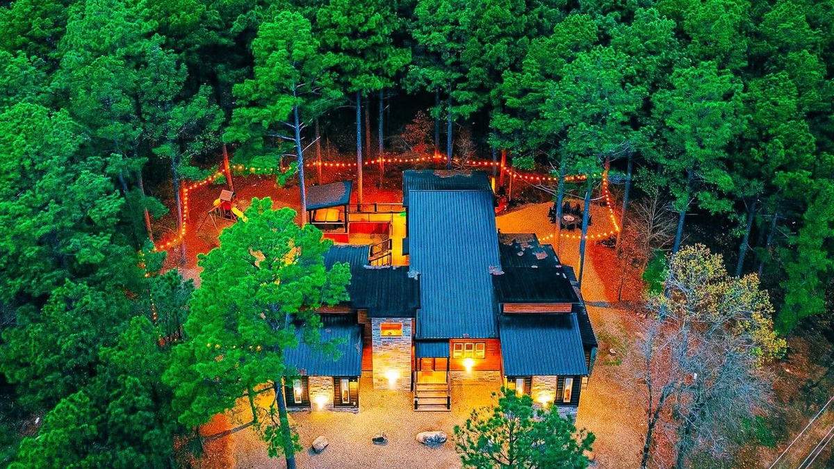 Broken Bow Cabin | Fully Loaded Game Room, One Story, Playset, Sleeps 20!