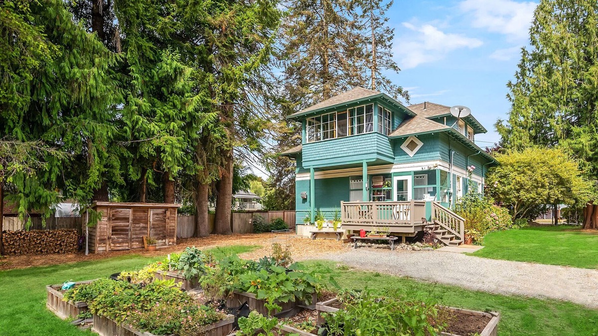 Carnation Apartment | Fully remodeled daylight basement apartment