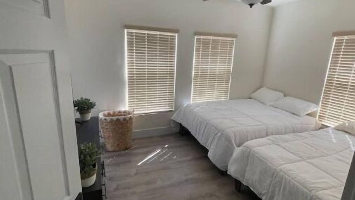 Lynwood House | Fully Renovated 2 Bedroom Gem