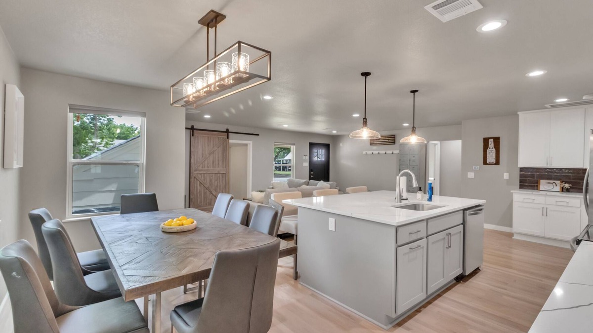 Central Arlington House | Fully Renovated 3 Bed/3Bath House 1 1/2 Blocks from AT&T Stadium