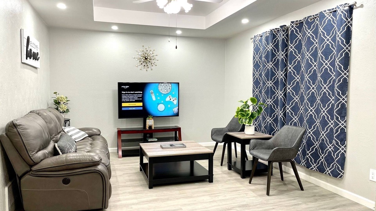 Frisco House | Fully renovated half duplex in downtown Frisco-3bed&2bath free wifi/hulu/parking