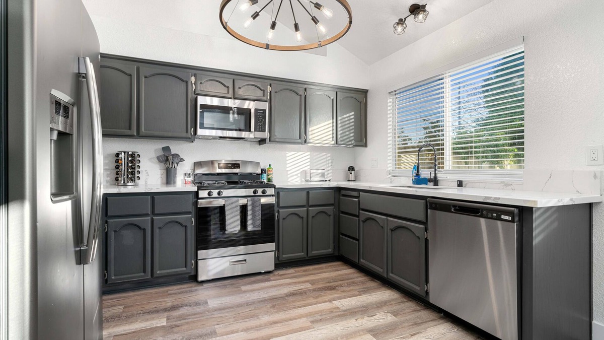 Elk Grove House | Fully Renovated Mansion w/4BD/3BA w/Ample Space