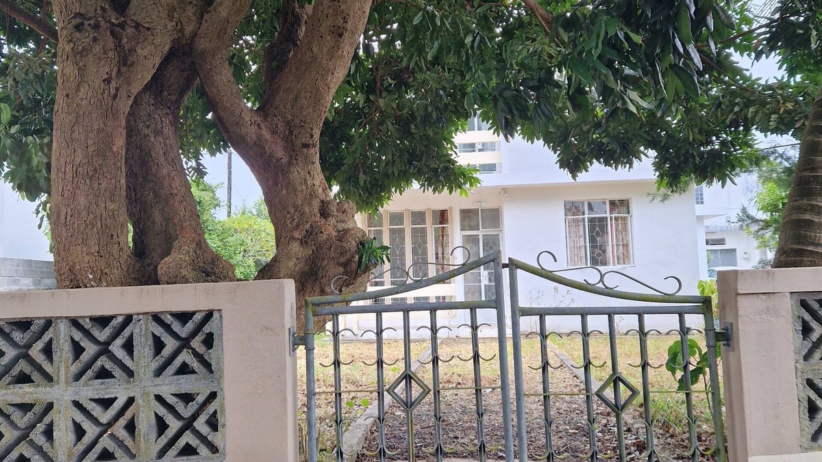 Vacoas-Phoenix House | Fully renovated, detached 3 bedrooms house with garage, in safe and quiet area.