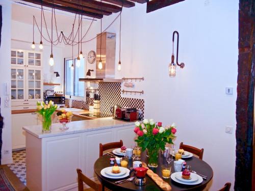 Arts-et-Metiers Apartment | FULLY RENOVATED very quiet charming 2bed/2bath flat in the Marais sleeps up to 4
