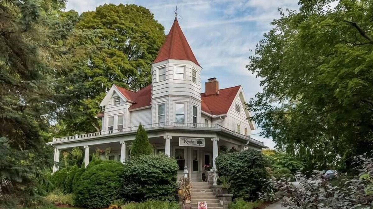 Fennville Bed & Breakfast | Fully restored victorian mansion in downtown Fennville