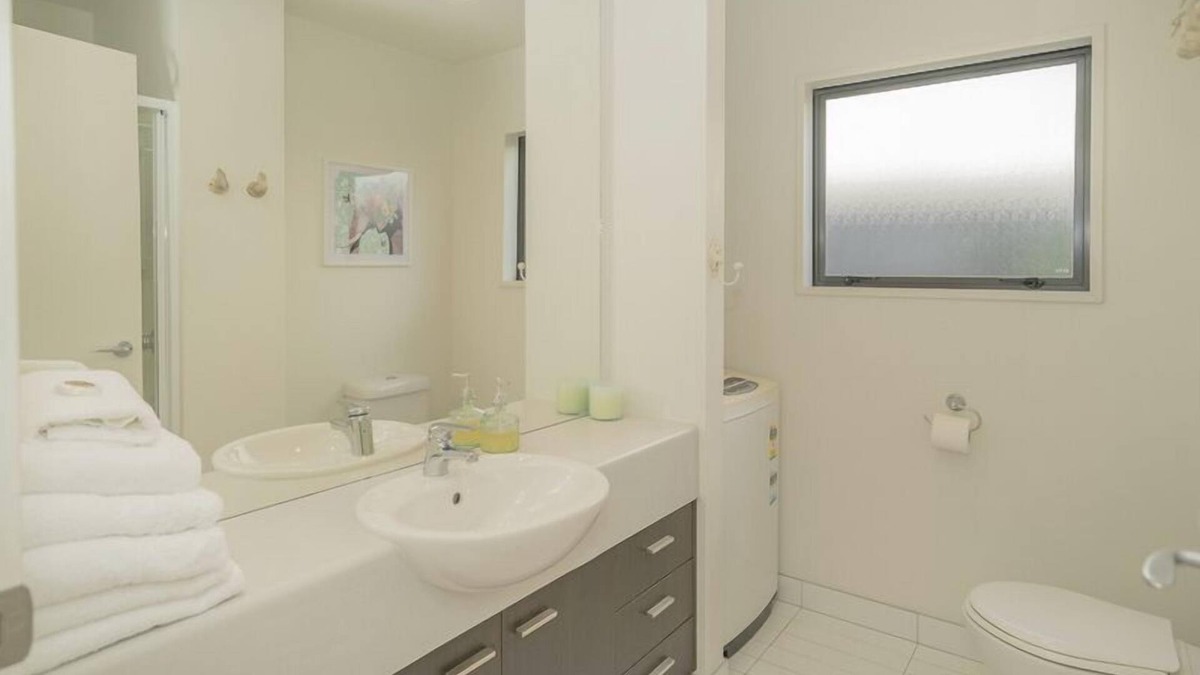 Whitianga Apartment | Fully self contained modern 1 bedroom downstairs apartment with Internet access.