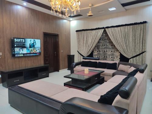 Lahore House | Fully Serviced Holiday Homes Near Emporium Mall & Expo Center