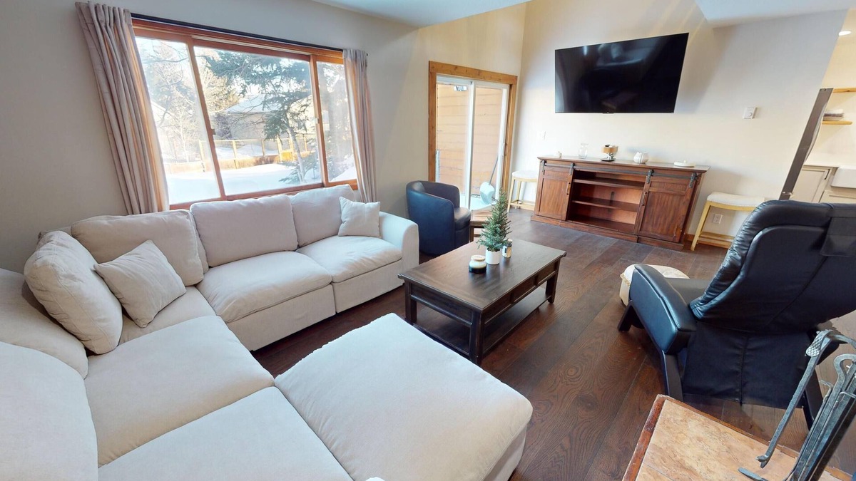 Willowbrook Meadows House | Fully Updated! Pet Friendly, Sauna, Garage. Near Fishing, Parks, Trails