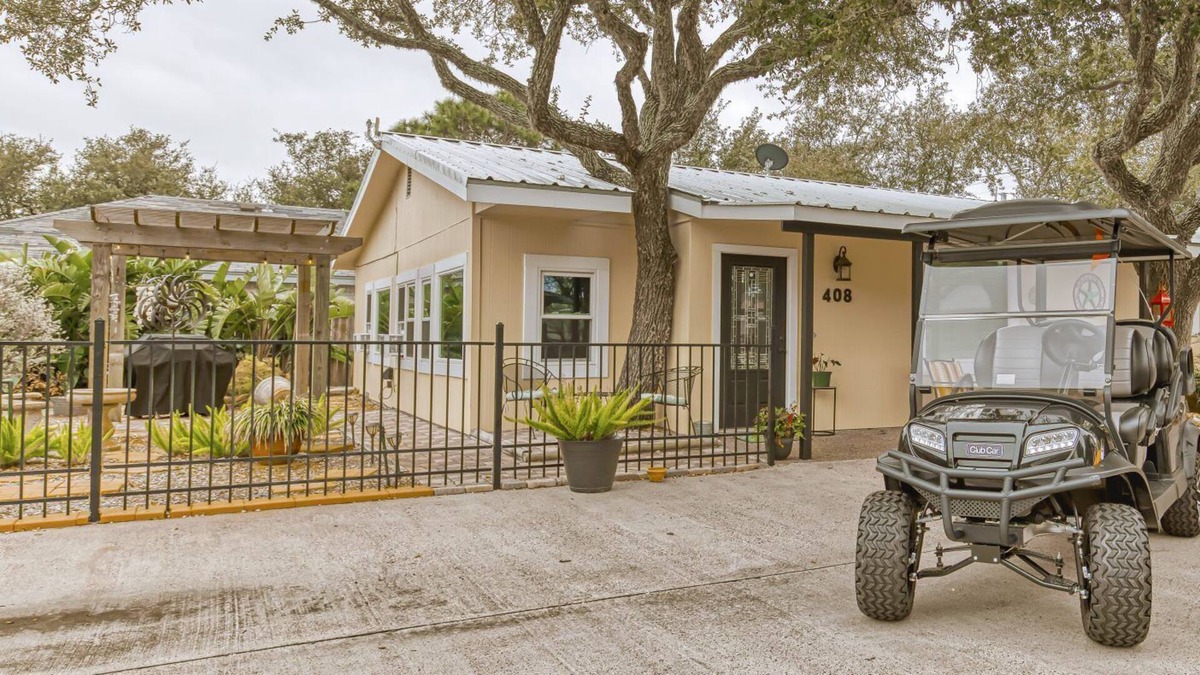 Fulton House | Fulton cottage Steps from the Bay with golf cart!