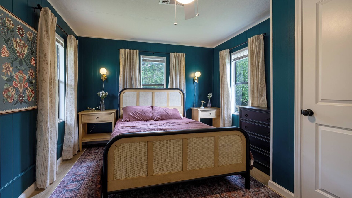 Somerville House | Fun 3-bedroom Fully Fenced Lake Getaway- Awesome Outdoor Space!