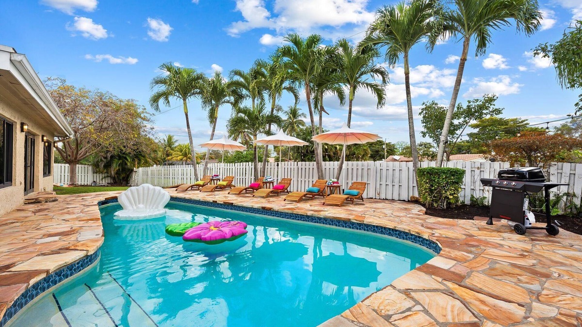 Plantation House | Fun 4BD Stay - Pool - BBQ - Games - Backyard