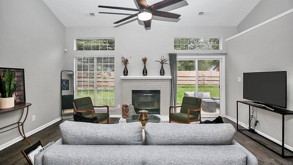 Charlotte House | Fun and comfy bungalow in QC!