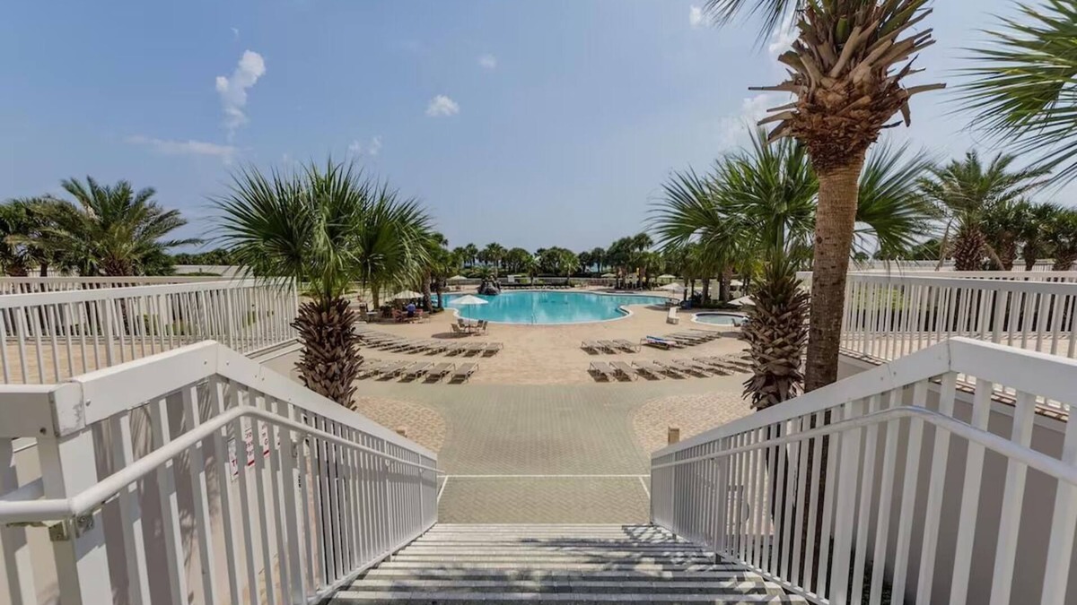 Fort Walton Beach - Destin Apartment | Fun Beach Resort. Drink Service, Pool and Relaxation