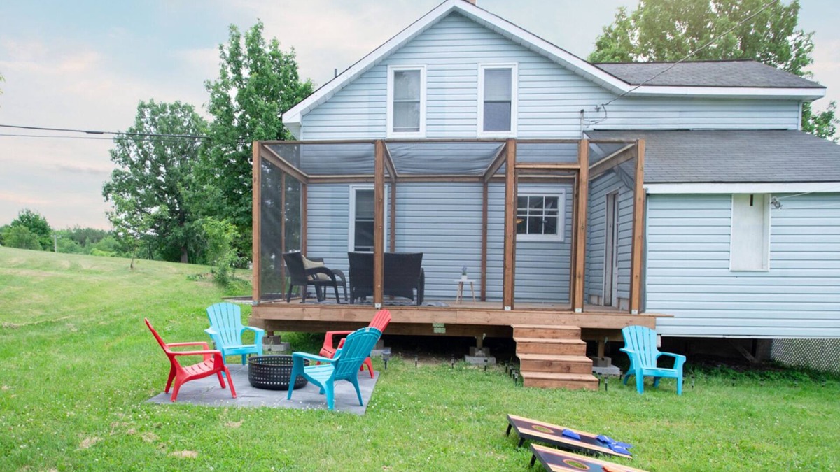 Port Loring Cottage | Fun Cottage for Friends and Family, Close by Lake, Fishing, Campfires, BBQ