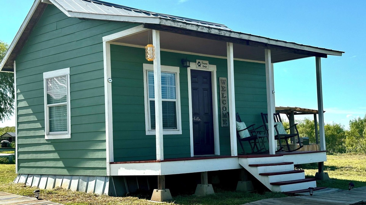 Kingsbury Cabin | Fun Family Countryside Tiny House with Pool