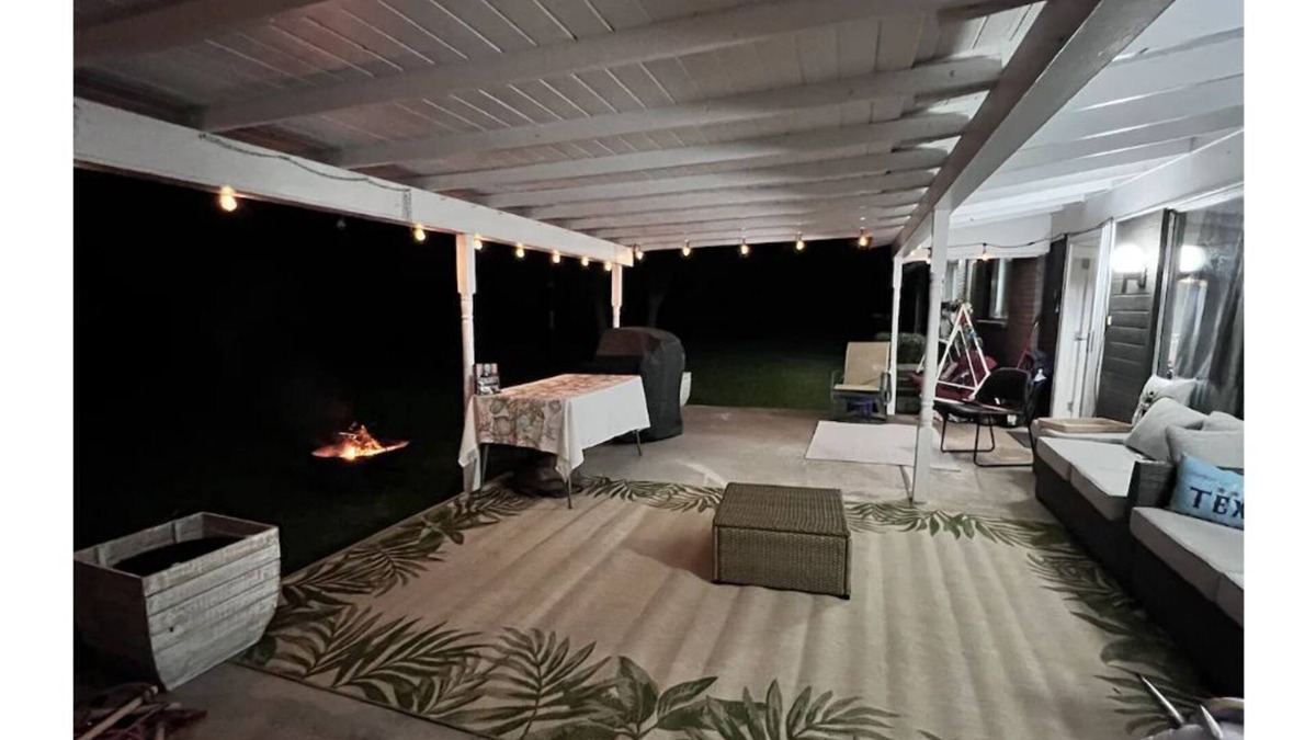 Laguna Park House | Fun, Family Friendly Home steps to Lake Whitney