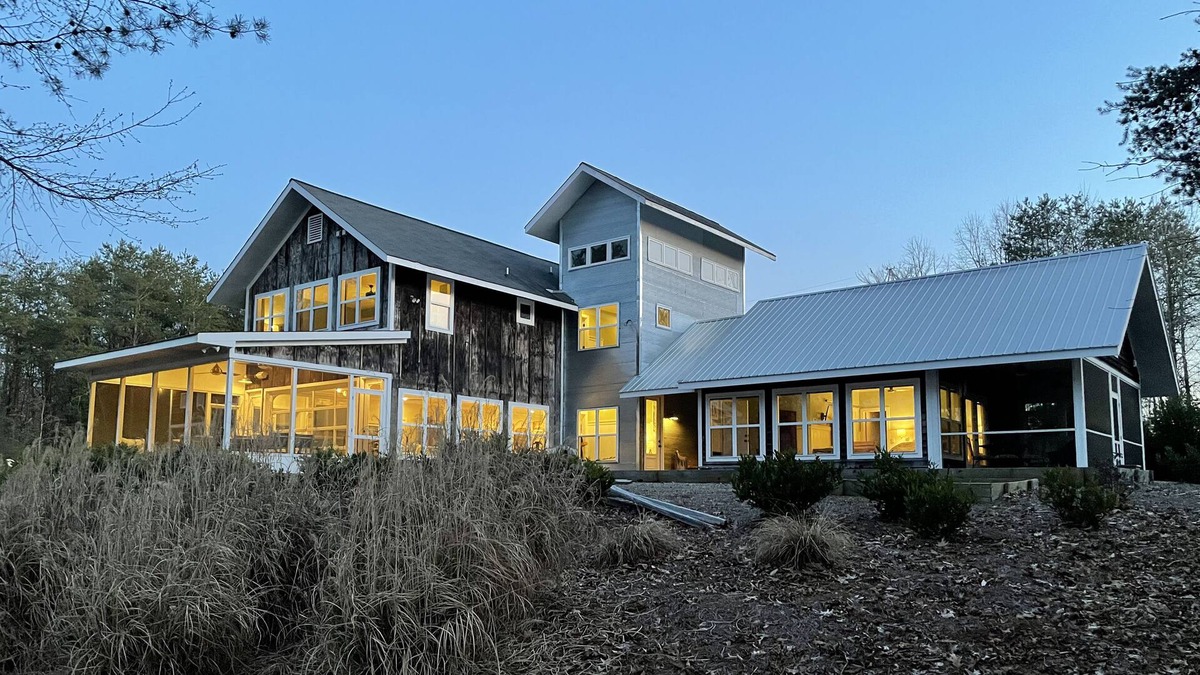 Hickory House | FUN, Family Hangout @ Lake Hickory - Great for Retreats!