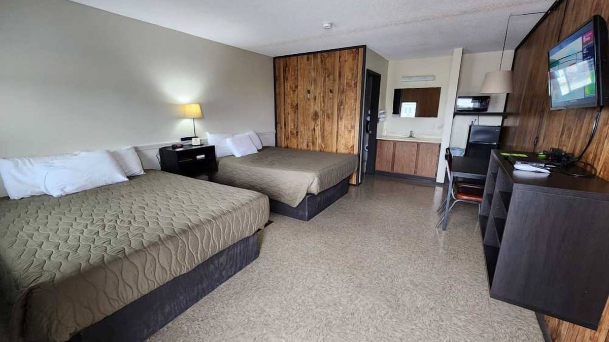 Warsaw House | Fun Family Stay in Room w/Refreshing Pool, Lake Access & Playground