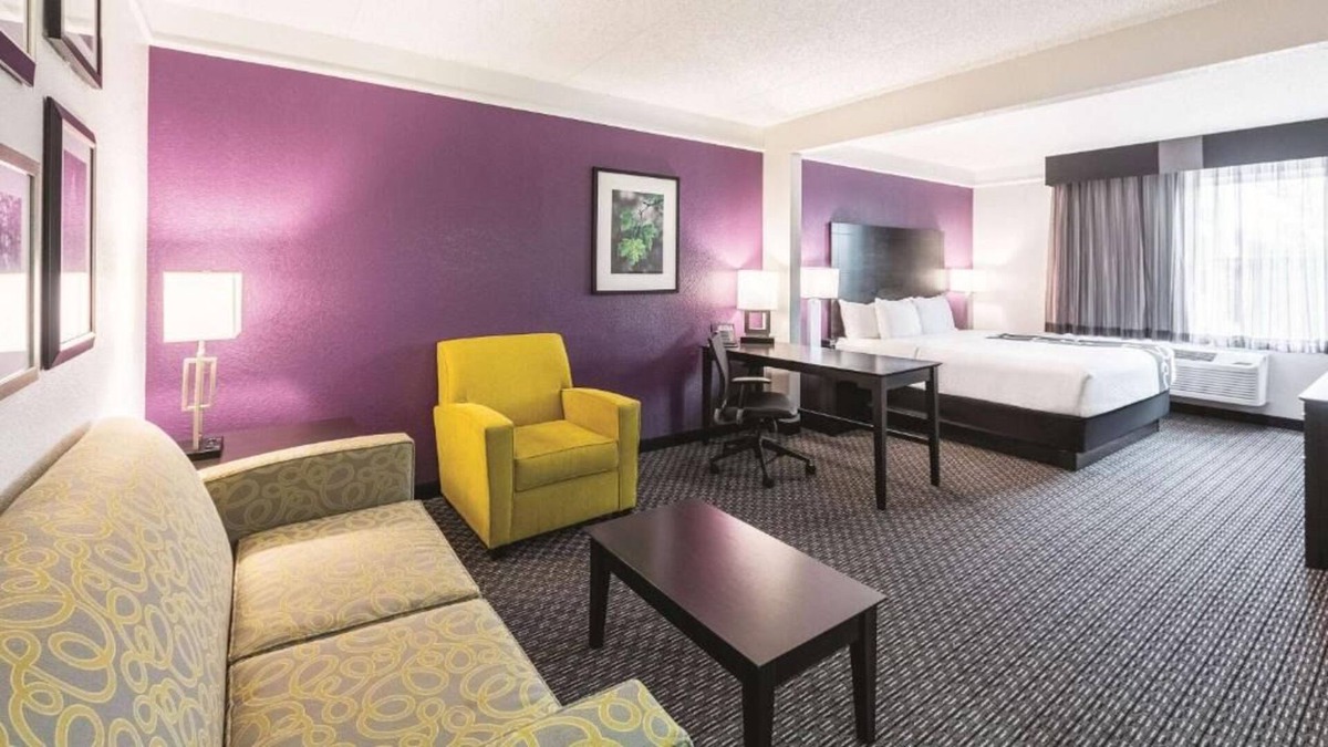 Arsenal House | Fun-filled Stay! 3 Convenient Units, Onsite Pool w/ FREE Breakfast, The Alamo!