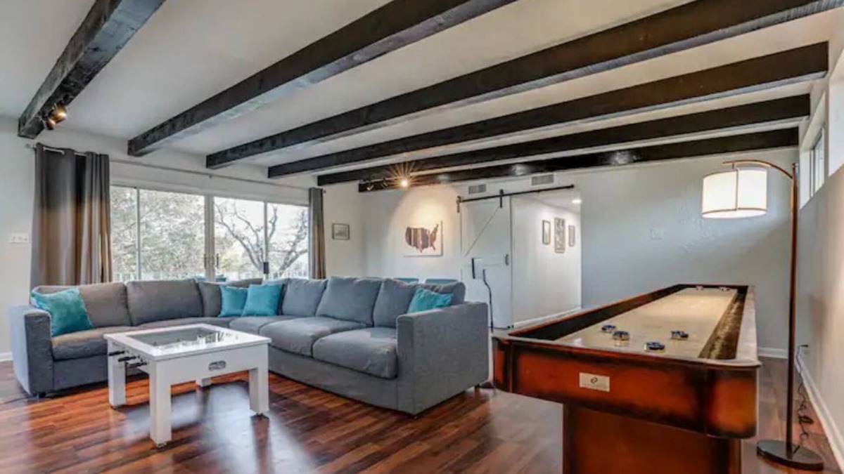 Jefferson House | Fun, Games, Music & Grilling Near Downtown & Woodlawn Lake!