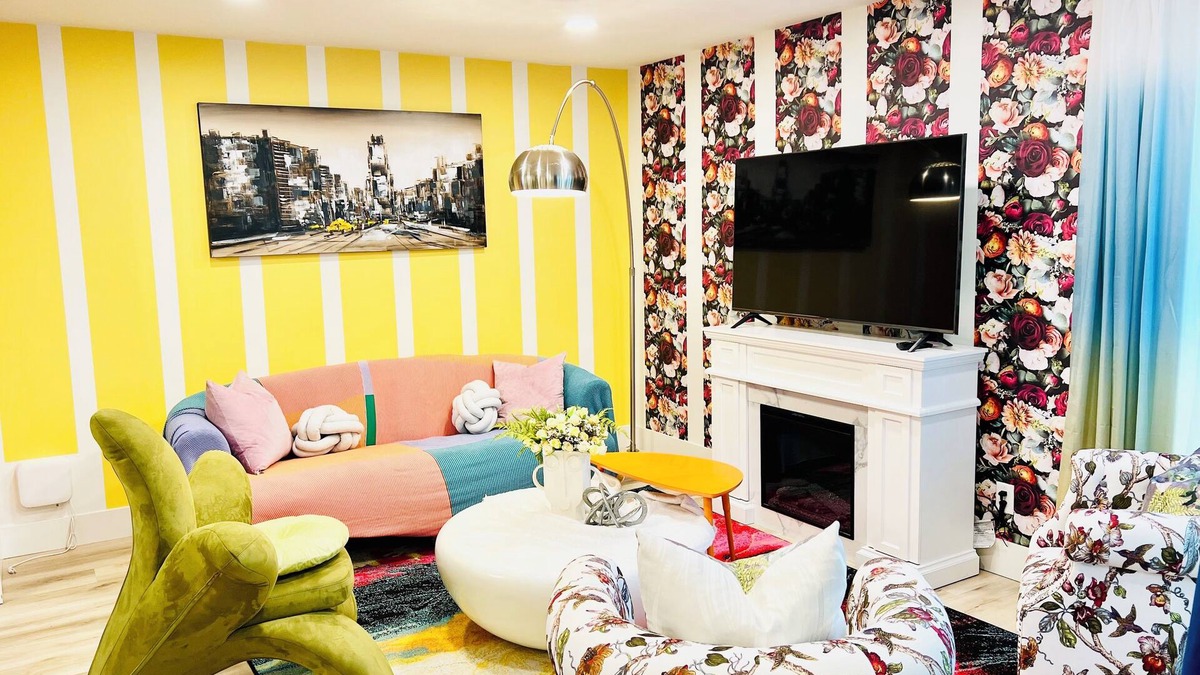 Southwest Edmonton House | Fun Group Stay * A/C * 5Mins to WEM * King Bed * Sleep16 * Crib*