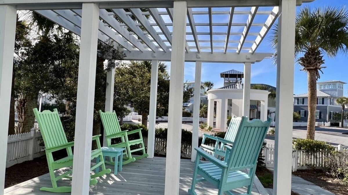 Sunnyside Cottage | Fun in the Sun: 2 Bedroom Cottage Carillon Beach FUN IN THE SUN