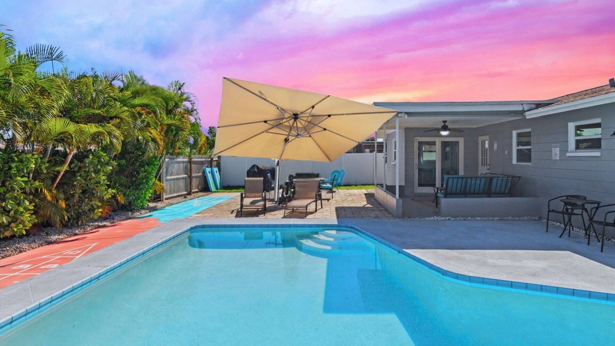 Walsingham House | FUN Pool Shuffleboard GameRoom Beach 12min Slps10