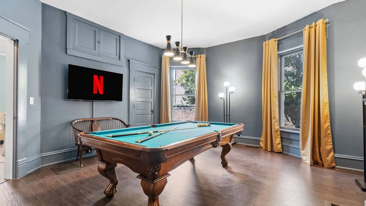 Frankfort House | Fun Spacious 5 Bdrm Estate w/Theater, Billiard Parlor, Speakeasy Bar & Poker Rm