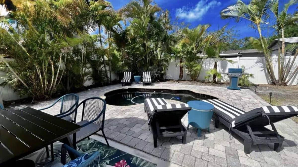 Fairoaks Manhattan Manor House | Fun, Trendy, Tropical 3/2 Pool Home in South Tampa! Close to everything!