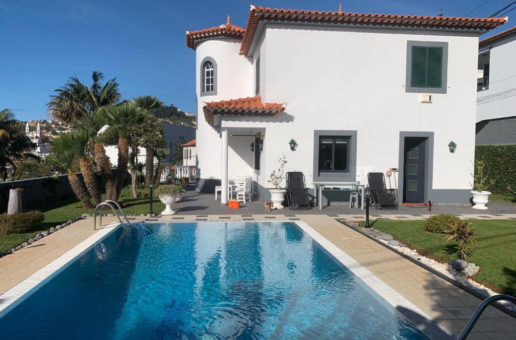 Sao Roque Apartment | Funchal Apt- Sleeps 2 - Pool & Parking - Madeira