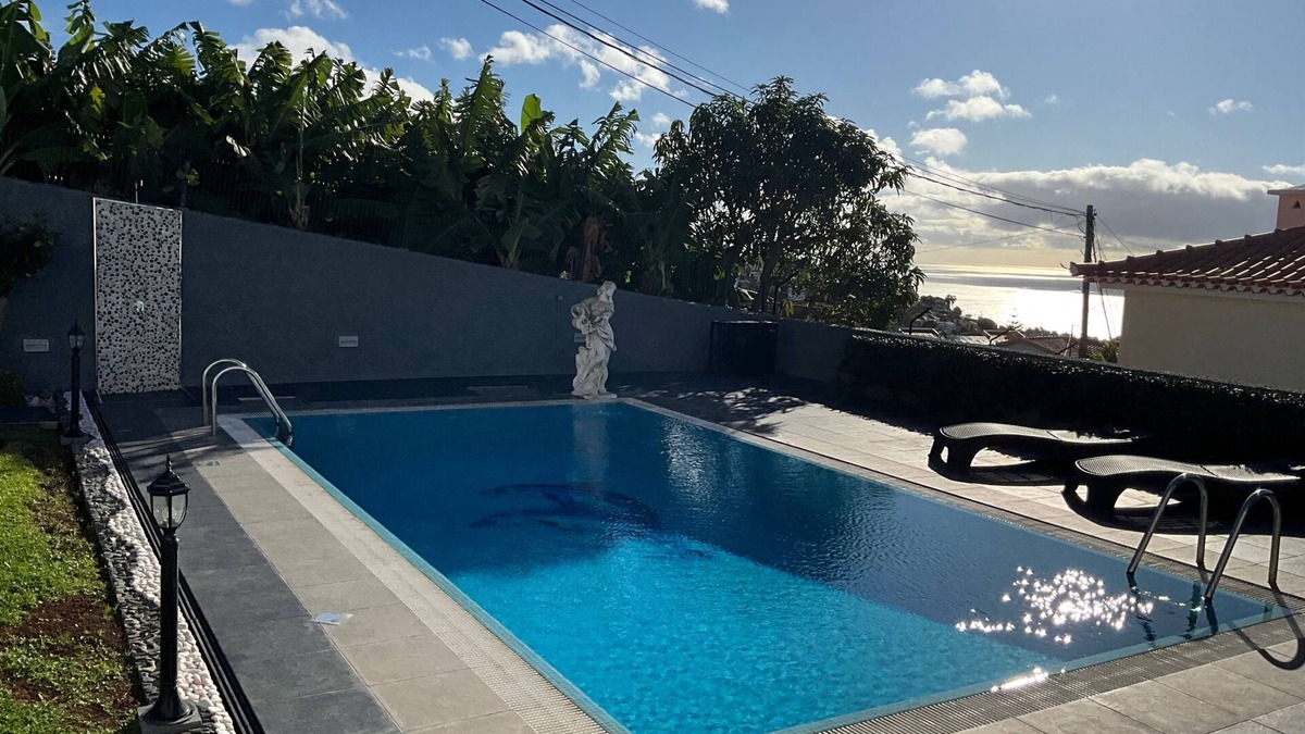 Sao Roque Apartment | Funchal Apt- Sleeps 2 - Pool & Parking - Madeira
