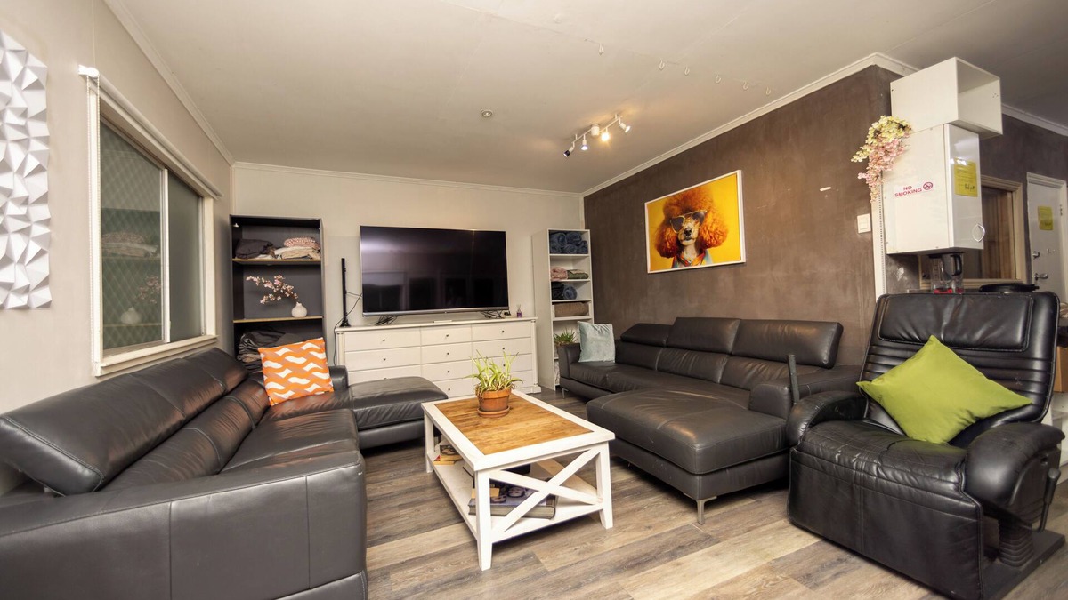 Clayfield Apartment | Funky 2-bedroom apartment in Albion with AC, WiFi, Gym