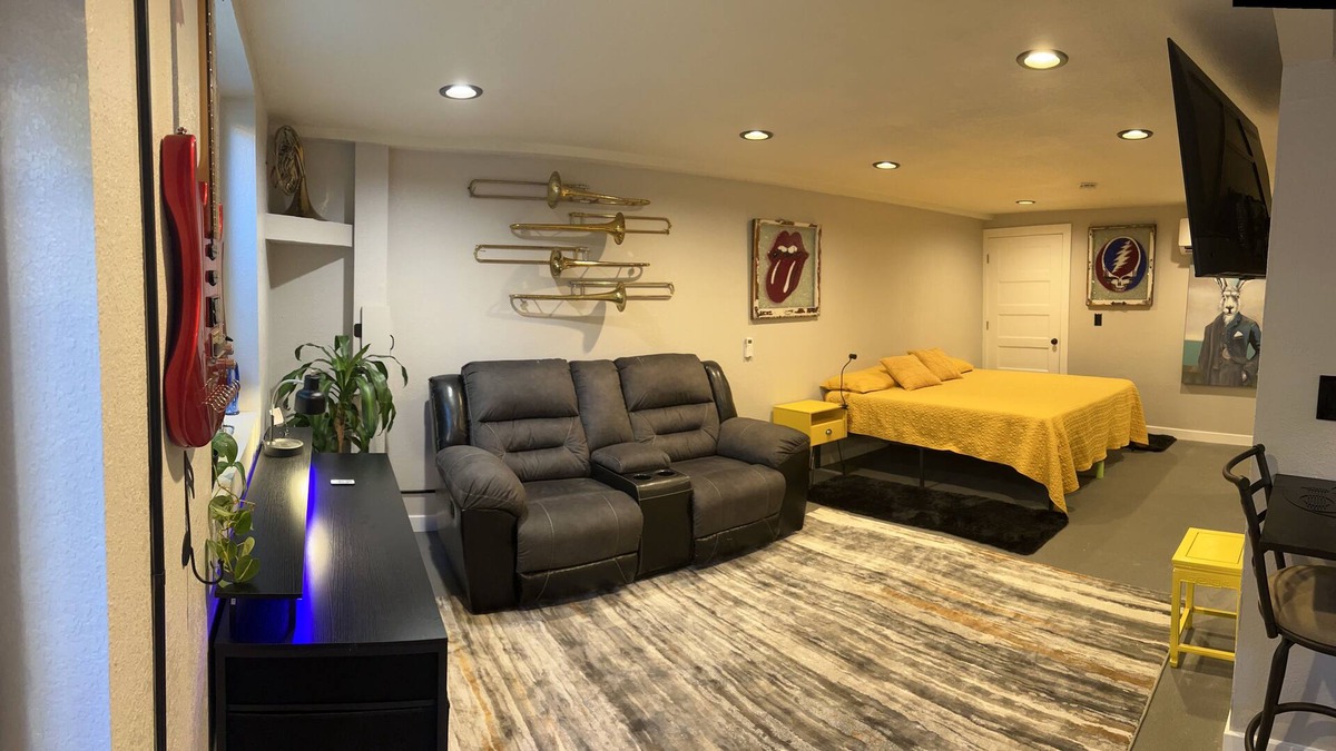 Morrison Apartment | Funky and ART filled basement apartment -11 min from Red Rocks!