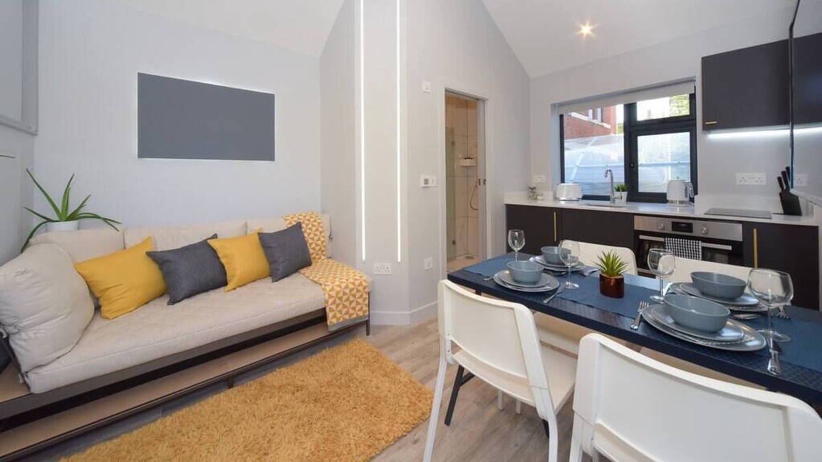 Canford Cliffs Apartment | ⭐⭐⭐⭐⭐ Funky Microhouse, near BEACH WIFI & Netflix