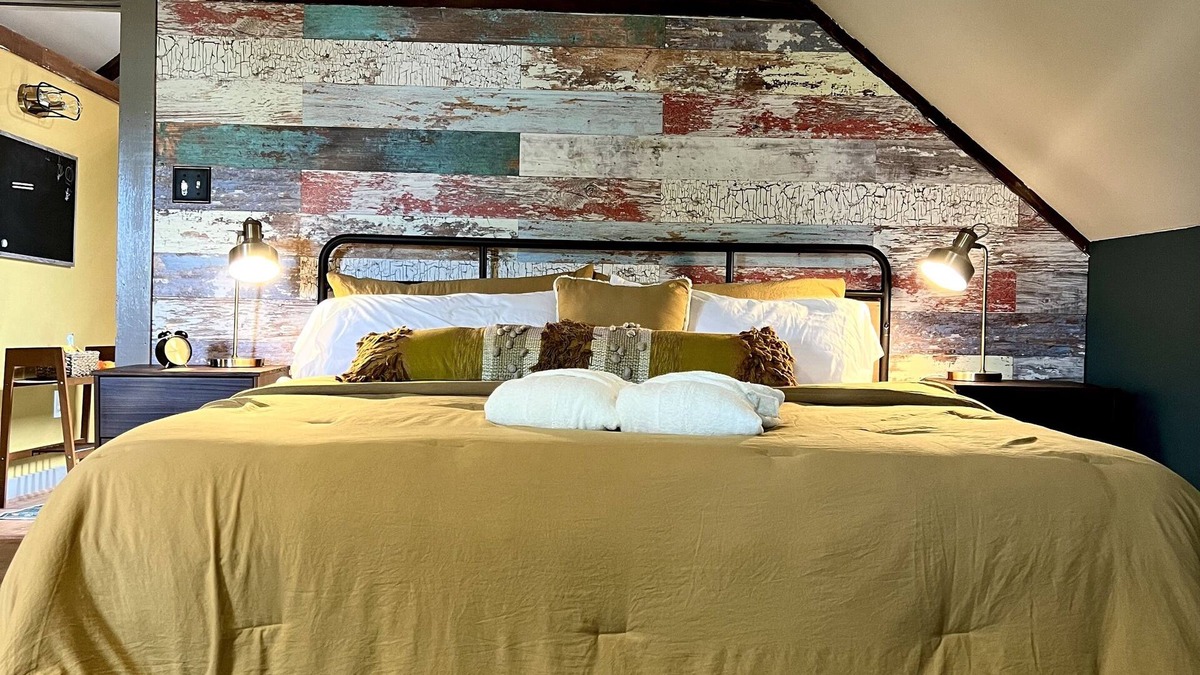 Kennebunkport Apartment | Funky Upstairs apartment - steps from local popular restaurant.
